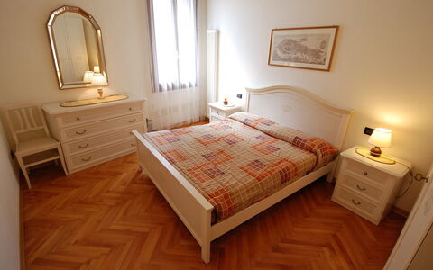 Al Foghèr: Schlafzimmer, Bett, Möbel, Zimmer, Fussboden, Bettdecke, Eigentum, Bettrahmen, Matratze, Bedding