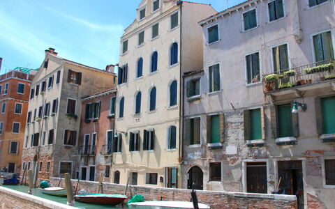 Casa San Vio: Gebäude, Himmel, Fenster, Daytime, Eigentum, Wolke, Azurblau, Wasser, Urban Design, Gewässer