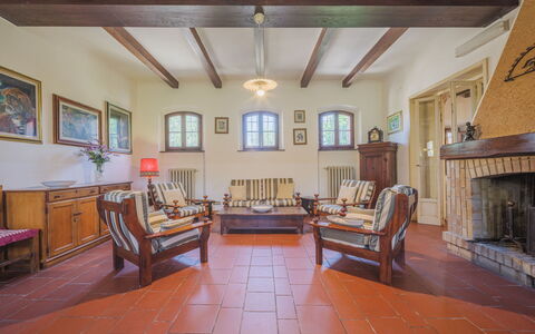 Villa le Casette: Bilderrahmen, Eigentum, Möbel, Fenster, Holz, Fussboden, Interior Design, Wohnzimmer, Flooring, Grundeigentum