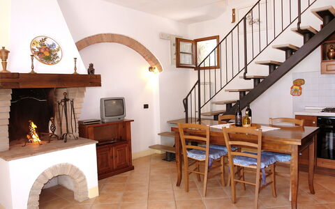 Gambassi Terme 840: Eigentum, Zimmer, Gebäude, Möbel, Interior Design, Feuerstelle, Fussboden, Haus, Grundeigentum, Decke