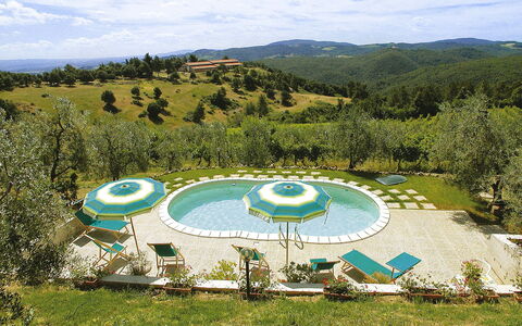 Gambassi Terme 840: Schwimmbad, Natürliche Landschaft, Eigentum, Baum, Urlaub, Haus, Gras, Bergstation, Freizeit, Landschaft