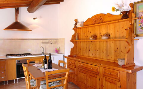 Gambassi Terme 840: Möbel, Zimmer, Eigentum, Gebäude, Cabinetry, Holzbeize, Interior Design, Tabelle, Küche, Haus