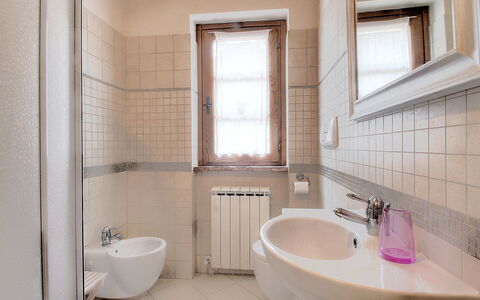 Le Pergole: Spiegel, Armatur, Zapfhahn, Sinken, Bad Sink, Badezimmer, Lila, Interior Design, Holz