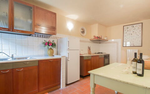 Le Pergole: Cabinetry, Countertop, Möbel, Gebäude, Tabelle, Schublade, Holz, Beleuchtung, Küche, Interior Design