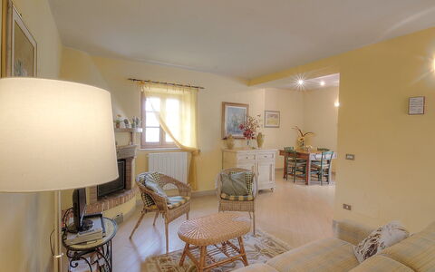 Le Pergole: Möbel, Bilderrahmen, Beleuchtung, Stuhl, Holz, Interior Design, Lampe, Fussboden, Wohnzimmer, Flooring