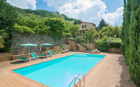 Le Pergole: Schwimmbad, Eigentum, Grundeigentum, Freizeit, Haus, Urlaub, Gebäude, Estate, Gras, Villa