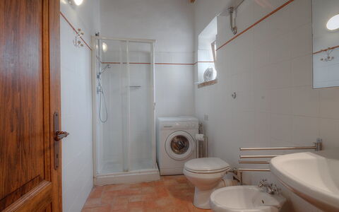 Podere Valle di Sotto: Badezimmer, Zimmer, Toilleten Sitz, Eigentum, Toilette, Fussboden, Armatur, Bidet, Bad Sink, Gebäude
