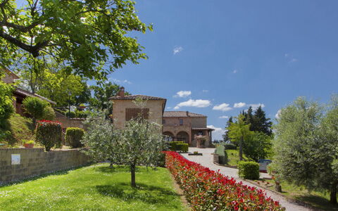 Volterra 819: Himmel, Pflanze, Gebäude, Wolke, Baum, Die Architektur, Grundstueck, Fenster, Hecke, Natürliche Landschaft