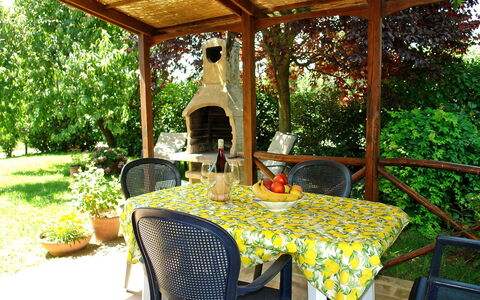 Castellina in Chianti 865: Eigentum, Tisch Im Freien, Zimmer, Tabelle, Gebäude, Terrasse, Grundeigentum, Möbel, Haus, Veranda
