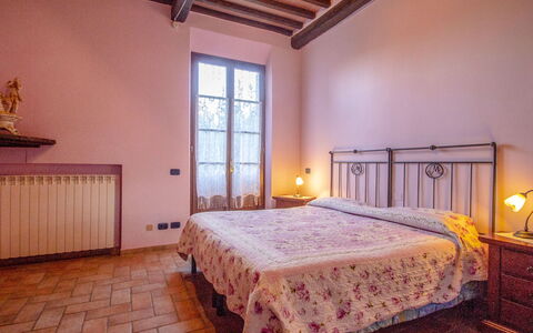 Castellina in Chianti 865: Schlafzimmer, Bett, Zimmer, Eigentum, Möbel, Bettdecke, Bettrahmen, Interior Design, Gebäude, Bedding