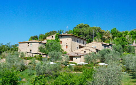 Castellina in Chianti 890: Himmel, Pflanze, Gebäude, Natürliche Landschaft, Fenster, Blau, Baum, Haus, Grundstueck, Vegetation