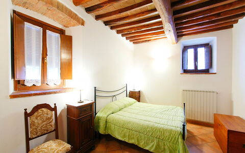 Castellina in Chianti 890: Zimmer, Schlafzimmer, Möbel, Bett, Decke, Eigentum, Gebäude, Bettrahmen, Interior Design, Bettdecke