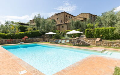 Castellina in Chianti 890: Wasser, Pflanze, Himmel, Eigentum, Schwimmbad, Azurblau, Gebäude, Stuhl, Wolke, Baum