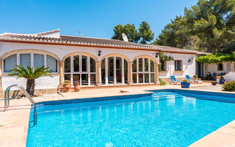 Villa Mariposa: Wasser, Pflanze, Eigentum, Himmel, Schwimmbad, Gebäude, Azurblau, Baum, Schatten, Die Architektur