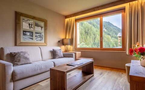 Zinal 9000: Interior Design, Flooring, Zimmer, Wohnzimmer, Hartholz, Decke, Holzboden, Couch, Bilderrahmen
