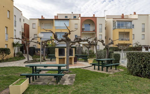 Santa Monica 1: Himmel, Pflanze, Wolke, Gebäude, Tabelle, Eigentum, Fenster, Möbel, Außenbank, Picknicktisch