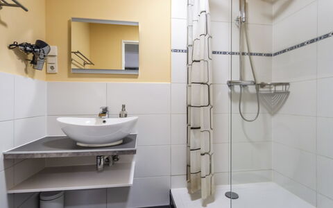 Santa Monica 1: Spiegel, Zapfhahn, Armatur, Sinken, Eigentum, Bad Sink, Badezimmer, Interior Design, Dusche