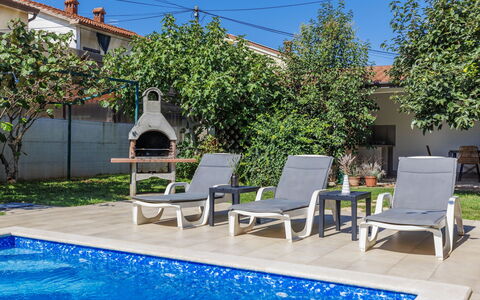 Villa Toni: Wasser, Pflanze, Möbel, Eigentum, Himmel, Azurblau, Schwimmbad, Gartenmöbel, Schatten, Stuhl