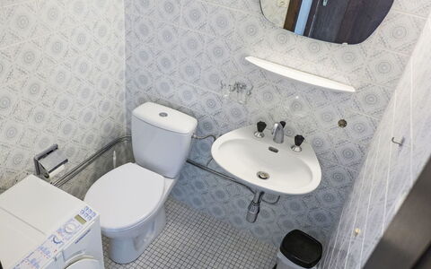 Crans-Montana 106: Eigentum, Armatur, Toilleten Sitz, Lila, Badezimmer, Zapfhahn, Schwarz, Bad Sink, Toilette, Sinken