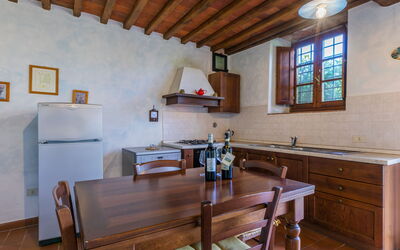 Lavanda 600.5: Holz, Interior Design, Möbel, Flooring, Küche, Countertop, Cabinetry, Küchengerät, Zimmer, Zuhause
