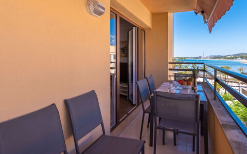 Mariners 4: Zimmer, Eigentum, Gebäude, Möbel, Balkon, Grundeigentum, Die Architektur, Interior Design, Himmel, Haus