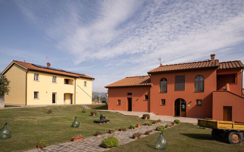 Incanto Toscano: Wolke, Pflanze, Himmel, Fenster, Gebäude, Haus, Baum, Grundstueck, Gras, Hütte