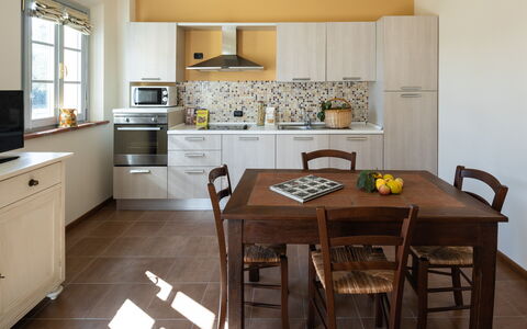 Incanto Toscano: Cabinetry, Countertop, Eigentum, Möbel, Tabelle, Küchengerät, Holz, Herd, Interior Design, Küche