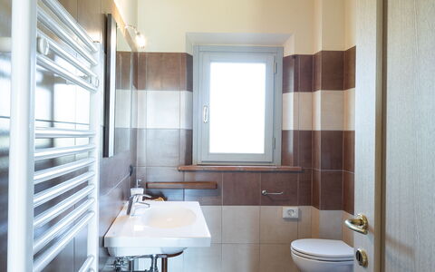 Incanto Toscano: Zapfhahn, Armatur, Sinken, Möbel, Bad Sink, Holz, Badezimmer, Spiegel, Interior Design, Flooring