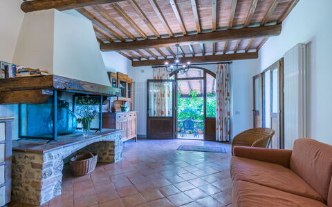 Podere S Giovanni: Eigentum, Möbel, Couch, Holz, Beleuchtung, Interior Design, Die Architektur, Wohnzimmer, Fussboden, Stuhl