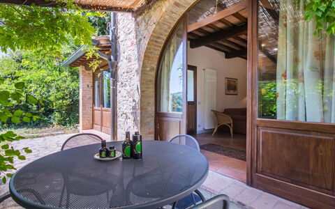 Podere S Giovanni: Tabelle, Möbel, Eigentum, Stuhl, Gebäude, Holz, Interior Design, Schatten, Tür, Wand