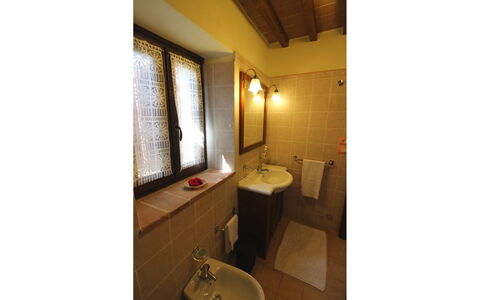 Poggio del Fabbro: Zimmer, Eigentum, Badezimmer, Bad Sink, Gebäude, Armatur, Die Architektur, Haus, Interior Design, Toilette