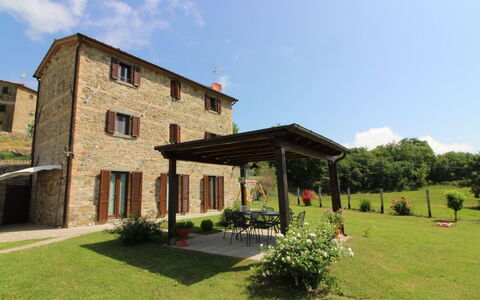 Poggio del Fabbro: Pflanze, Himmel, Eigentum, Wolke, Gebäude, Fenster, Baum, Grundstueck, Gras, Haus