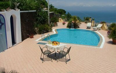 Villa Rosalia: Wasser, Möbel, Gebäude, Pflanze, Himmel, Tabelle, Schwimmbad, Azurblau, Strandresort, Gartenmöbel