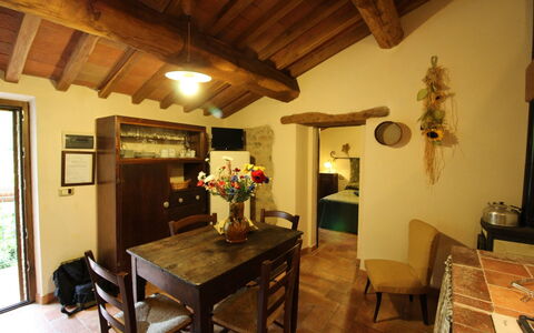 Agriturismo le Calle: Zimmer, Eigentum, Gebäude, Möbel, Haus, Interior Design, Decke, Esszimmer, Tabelle, Fussboden