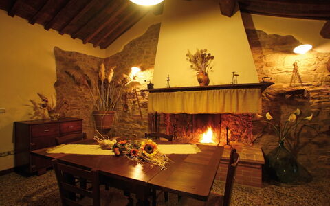 Agriturismo le Calle: Beleuchtung, Zimmer, Interior Design, Tabelle, Gebäude, Möbel, Restaurant