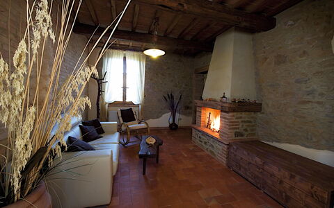 Agriturismo le Calle: Zimmer, Gebäude, Eigentum, Interior Design, Wohnzimmer, Möbel, Fussboden, Dachgeschoss, Strahl, Haus