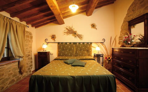 Agriturismo le Calle: Schlafzimmer, Bett, Zimmer, Möbel, Eigentum, Bettdecke, Bettrahmen, Interior Design, Gebäude, Bedding