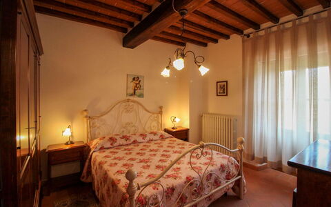 Borgo di Usciano: Möbel, Bett, Interior Design, Schlafzimmer, Wand, Bettdecke, Decke, Zimmer, Bedding, Flooring