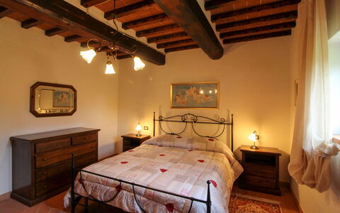 Borgo di Usciano: Wand, Möbel, Schlafzimmer, Interior Design, Bett, Decke, Flooring, Zimmer, Fussboden, Bettdecke