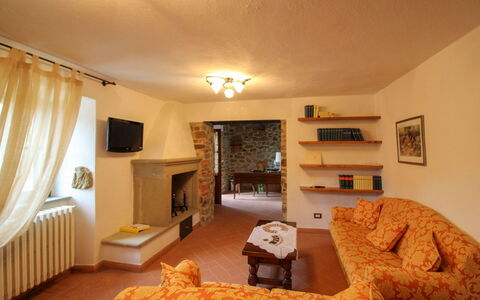 Borgo di Usciano: Möbel, Interior Design, Wand, Flooring, Zimmer, Couch, Holz, Decke, Fussboden, Wohnzimmer