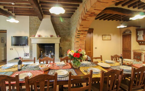 Borgo di Usciano: Möbel, Interior Design, Tabelle, Holz, Decke, Stuhl, Küche & Esszimmer Tisch, Flooring, Zimmer, Esszimmer