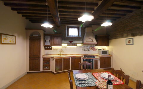 Borgo di Usciano: Zimmer, Eigentum, Gebäude, Decke, Möbel, Interior Design, Haus, Fussboden, Strahl, Grundeigentum