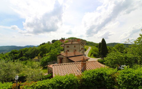 Borgo di Usciano: Wolke, Himmel, Pflanze, Gebäude, Baum, Natürliche Landschaft, Hochland, Grundstueck, Haus, Fenster