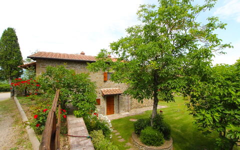 Borgo di Usciano: Pflanze, Himmel, Wolke, Eigentum, Gebäude, Fenster, Grün, Baum, Natürliche Landschaft, Haus