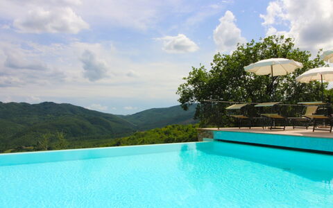 Borgo di Usciano: Wasser, Wolke, Himmel, Pflanze, Blau, Schwimmbad, Natur, Rechteck, Gewässer, Natürliche Landschaft