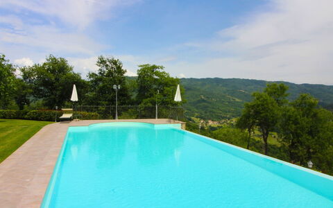 Borgo di Usciano: Wasser, Wolke, Himmel, Pflanze, Schwimmbad, Natur, Azurblau, Baum, Gewässer, Gras