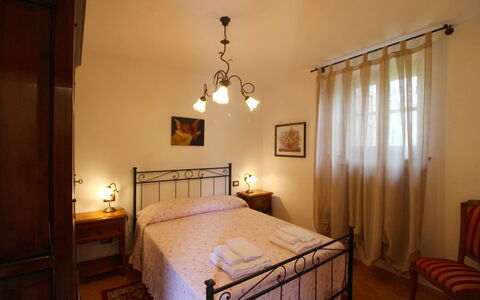 Borgo di Usciano: Bett, Zimmer, Möbel, Eigentum, Schlafzimmer, Bettrahmen, Bettdecke, Interior Design, Gebäude, Fussboden