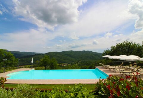 Borgo di Usciano: Wolke, Wasser, Himmel, Pflanze, Schwimmbad, Gebäude, Blau, Azurblau, Baum, Natürliche Landschaft