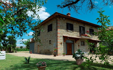 Podere i Gigli: Himmel, Pflanze, Eigentum, Fenster, Gebäude, Wolke, Blumentopf, Grün, Blau, Baum