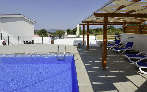 Nina: Himmel, Gebäude, Blau, Schatten, Haus, Flooring, Freizeit, Schwimmbad, Holz, Dach